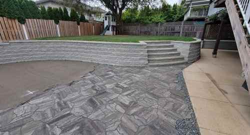 Backyard with retaing wall stairs